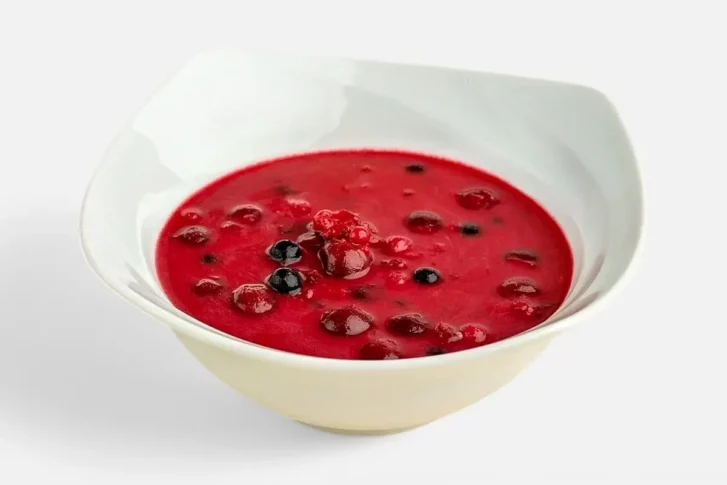 Hideg gyümölcsleves erdei gyümölcsből