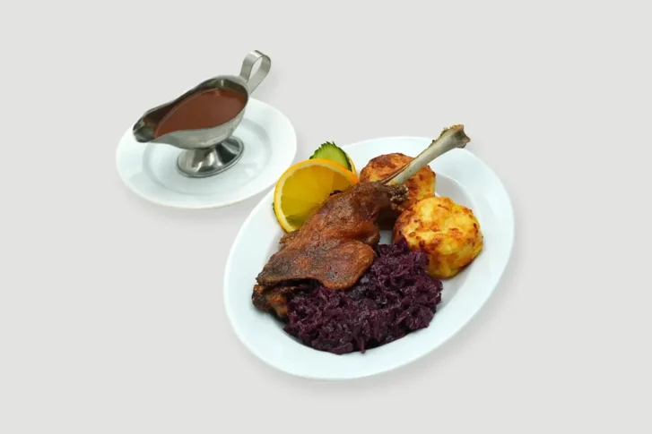 Sült libacomb párolt lila káposztával, gratin burgonyával, barnamártással
