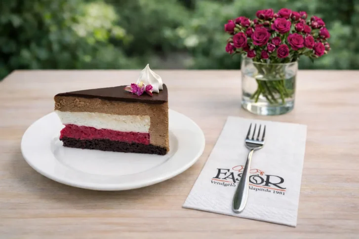 Málnás csokimoussetorta (szelet)