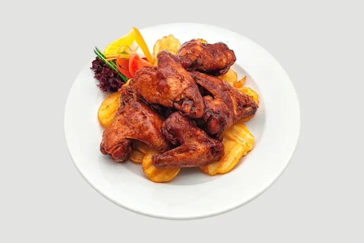 Almás BBQ mártásba forgatott csirkeszárnyak hullámos burgonyával