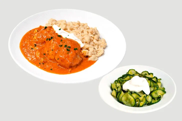 Csirkepaprikás galuskával, tejfölös uborkasalátával