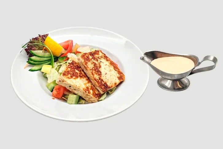 Grillezett sajt friss vegyes salátával, citrusos házi öntettel