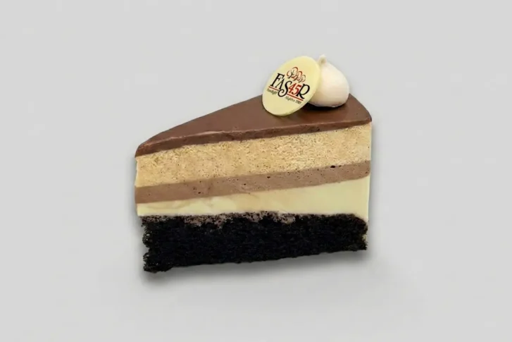 Fehérborsos vaníliás-csokis tortaszelet
