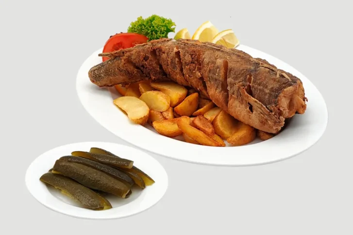 Sült hekk, steak burgonyával és házi kovászos uborkával